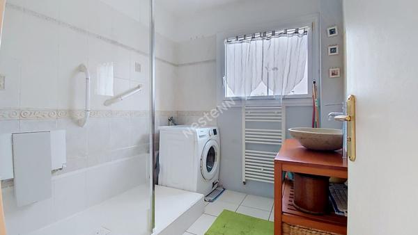 SAINT-HERBLAIN - AVENUE DE LA BOUVARDIÈRE / Appartement 100m² 4 pièces 3 chambres, balcon, parking extérieur et cave