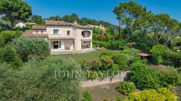 Villa provençale avec vue mer et village dans un domaine recherché à Mougins