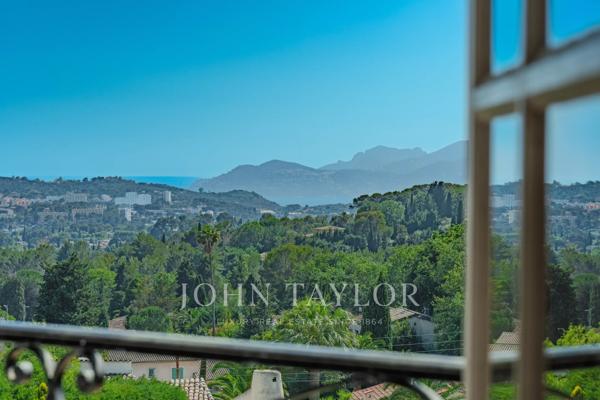 Villa provençale avec vue mer et village dans un domaine recherché à Mougins