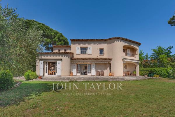 Villa provençale avec vue mer et village dans un domaine recherché à Mougins