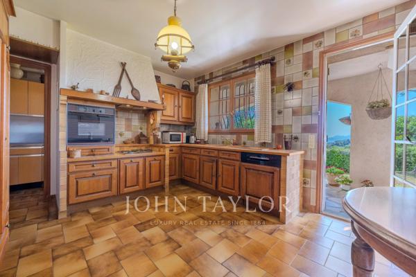 Villa provençale avec vue mer et village dans un domaine recherché à Mougins