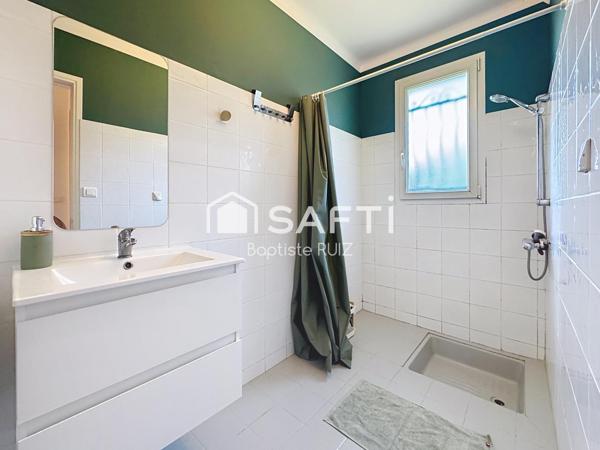 Maison familiale de 98 m² avec jardin arboré.