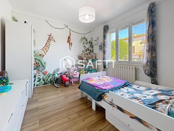 Maison familiale de 98 m² avec jardin arboré.