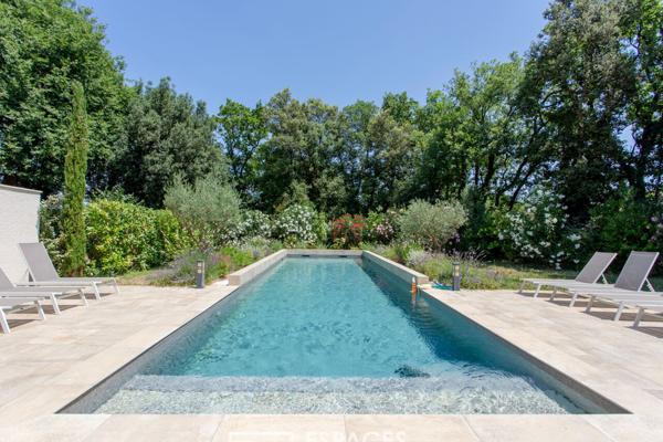 Écrin de sérénité entre Uzès et Avignon : villa d’exception repensée avec élégance