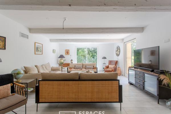 Écrin de sérénité entre Uzès et Avignon : villa d’exception repensée avec élégance