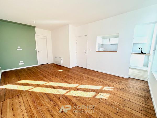 T2 rénové avec terrasse - Centre ville LA Rochelle €269 000 ** - Référence MR647D-1