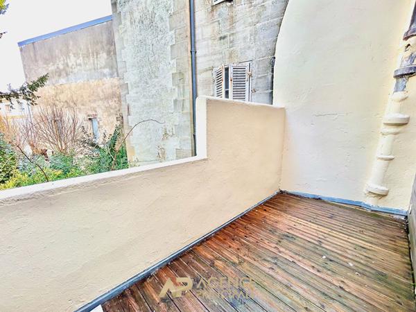 T2 rénové avec terrasse - Centre ville LA Rochelle €269 000 ** - Référence MR647D-1