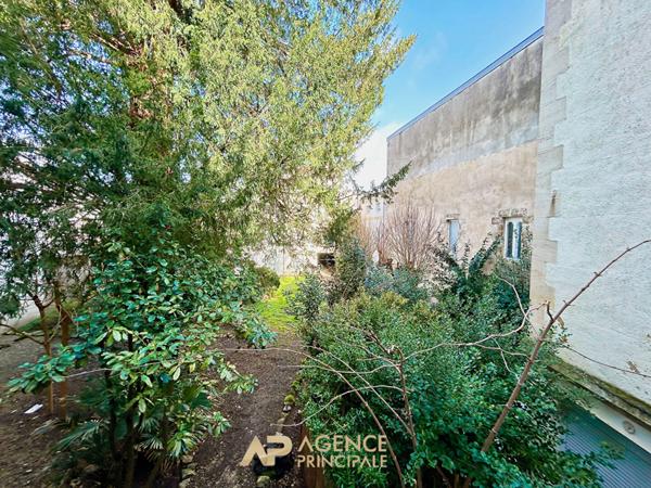 T2 rénové avec terrasse - Centre ville LA Rochelle €269 000 ** - Référence MR647D-1