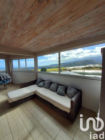 Maison 11 pièces de 270 m² à Saint-Pierre (97432)