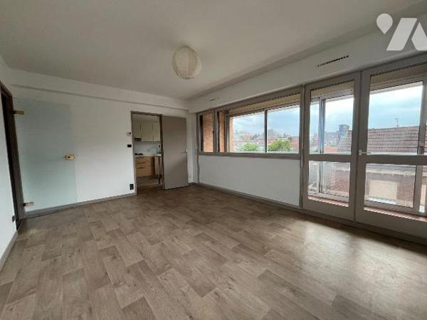AVENDRE - HAZEBROUCK CENTRE-VILLE - bel appartement T3 traversant de 58,58 m², situé au 3 étage...
