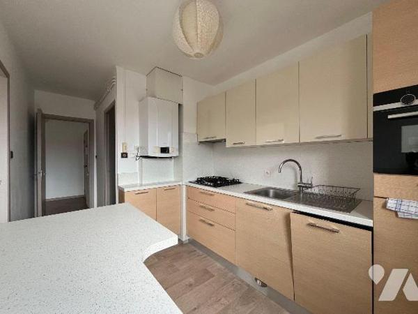 AVENDRE - HAZEBROUCK CENTRE-VILLE - bel appartement T3 traversant de 58,58 m², situé au 3 étage...