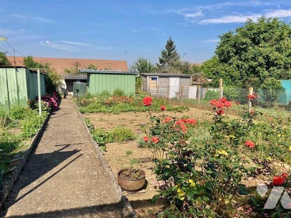 Maison de bourg de 105.15 m2 de plain pied comprend une cuisine, salle à manger, séjour, salon,...