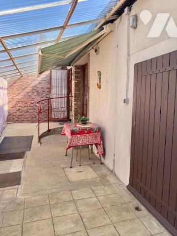 Maison de bourg de 105.15 m2 de plain pied comprend une cuisine, salle à manger, séjour, salon,...