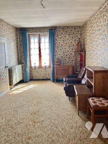 Maison de bourg de 105.15 m2 de plain pied comprend une cuisine, salle à manger, séjour, salon,...