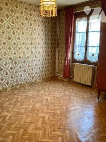 Maison de bourg de 105.15 m2 de plain pied comprend une cuisine, salle à manger, séjour, salon,...