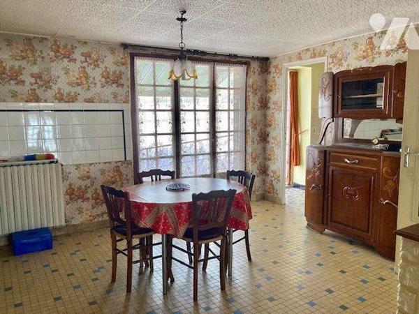 Maison de bourg de 105.15 m2 de plain pied comprend une cuisine, salle à manger, séjour, salon,...