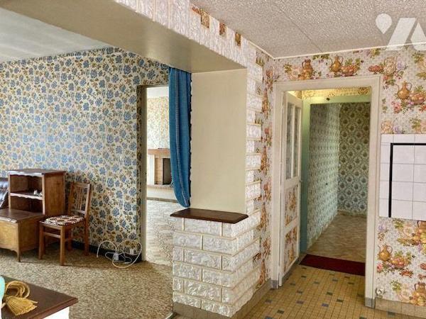 Maison de bourg de 105.15 m2 de plain pied comprend une cuisine, salle à manger, séjour, salon,...