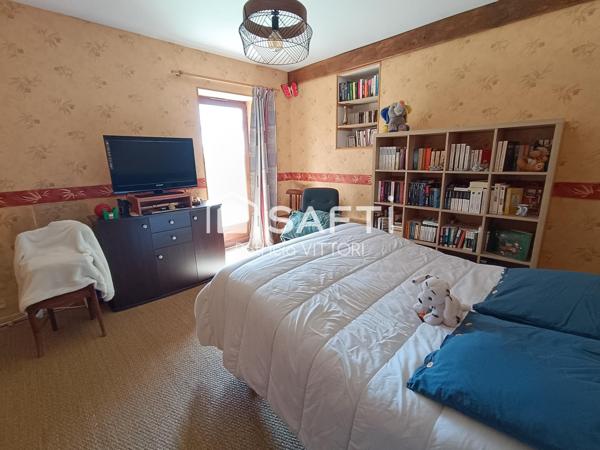 Propriété avec maison en pierre et dépendances