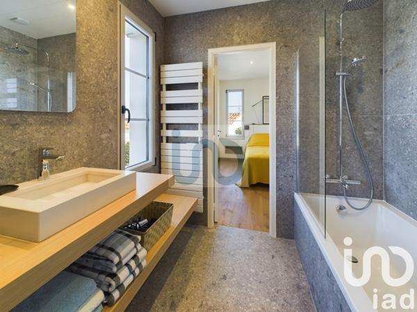 Maison traditionnelle 5 pièces de 130 m² à La Flotte (17630)