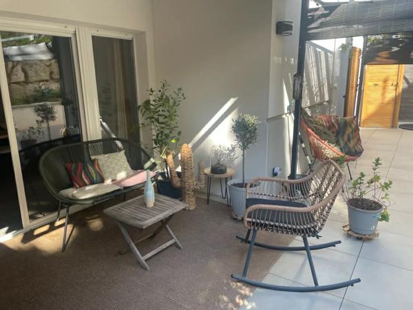 COUP DE COEUR- 3 pièces en rez-de-jardin avec 104m² d'extérieur, box double et résidence récente