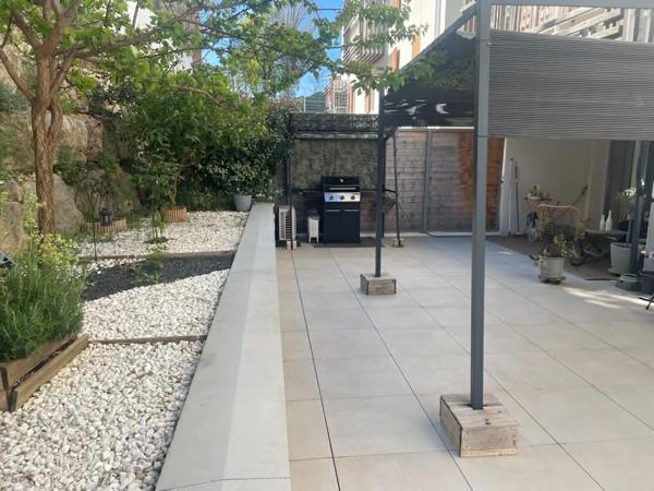 COUP DE COEUR- 3 pièces en rez-de-jardin avec 104m² d'extérieur, box double et résidence récente