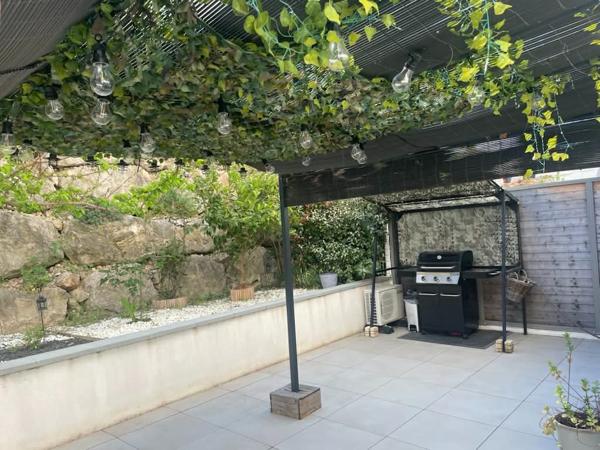 COUP DE COEUR- 3 pièces en rez-de-jardin avec 104m² d'extérieur, box double et résidence récente