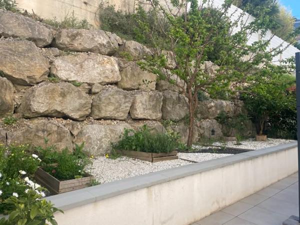 COUP DE COEUR- 3 pièces en rez-de-jardin avec 104m² d'extérieur, box double et résidence récente