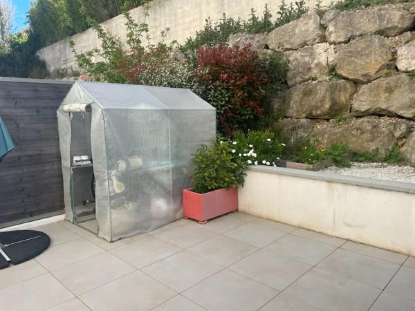 COUP DE COEUR- 3 pièces en rez-de-jardin avec 104m² d'extérieur, box double et résidence récente