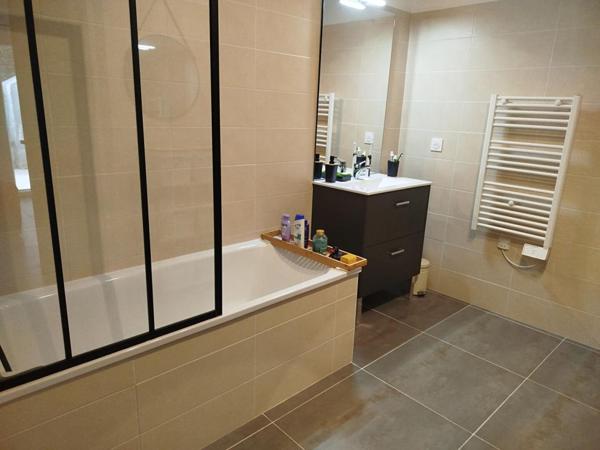 COUP DE COEUR- 3 pièces en rez-de-jardin avec 104m² d'extérieur, box double et résidence récente