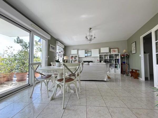 Vente                                                      Appartement
                        
                     3 pièces                      76 m2                     à Auray