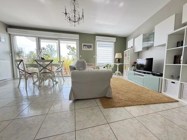 Vente                                                      Appartement
                        
                     3 pièces                      76 m2                     à Auray