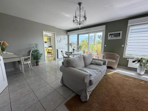Vente                                                      Appartement
                        
                     3 pièces                      76 m2                     à Auray