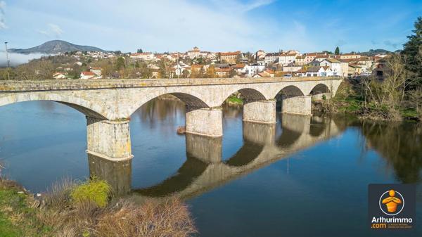 Vente                                                      Appartement
                        
                     3 pièces                      84 m2                     à Retournac