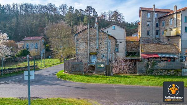 Vente                                                      Appartement
                        
                     3 pièces                      84 m2                     à Retournac