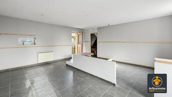 Vente                                                      Appartement
                        
                     3 pièces                      84 m2                     à Retournac