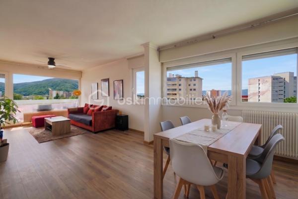 Annemasse, Idéalement situé au 4ème et dernier étage d'une copropriété avec ascenseur, cet appartement lumineux séduira particulièrement les frontaliers en quête de praticité et de confort. Proposé à 234 000 €, il combine un cadre de vie calme et une localisation ultra-centrale.

Les atouts majeurs

Localisation stratégique : À seulement 500 mètres du tramway connectant directement Genève, à 14 minutes à pied de la gare d'Annemasse (Léman Express/CEVA), et avec un arrêt de bus au pied de l'immeuble.

Espace de vie traversant : Un vaste séjour baigné de lumière de 30 m² ouvrant sur un balcon profitant d'une vue imprenable sur le Salève.

Modularité : Deux belles chambres avec placards intégrés, avec la possibilité évidente d'aménager une troisième chambre selon vos besoins.

Commodités au quotidien : Tout se fait à pied. Commerces, marché hebdomadaire le mercredi au pied de l'immeuble, écoles et lycée Jean Monnet à 10 minutes.

Caractéristiques techniques :

Cuisine indépendante et moderne avec cellier attenant.

Cave privative incluse et garage boxé de 14,57 m² en sous-sol disponible en supplément.

Charges de copropriété : 790 € par trimestre, incluant le chauffage et l'eau chaude.

Stationnement libre réservé à la résidence.

Parfait pour un premier achat immobilier ou un investissement locatif à fort rendement proche de la frontière suisse. Contactez-moi dès maintenant pour organiser une visite.