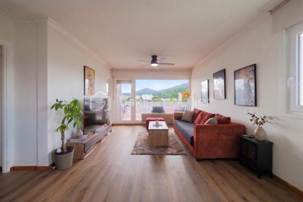 Annemasse, Idéalement situé au 4ème et dernier étage d'une copropriété avec ascenseur, cet appartement lumineux séduira particulièrement les frontaliers en quête de praticité et de confort. Proposé à 234 000 €, il combine un cadre de vie calme et une localisation ultra-centrale.

Les atouts majeurs

Localisation stratégique : À seulement 500 mètres du tramway connectant directement Genève, à 14 minutes à pied de la gare d'Annemasse (Léman Express/CEVA), et avec un arrêt de bus au pied de l'immeuble.

Espace de vie traversant : Un vaste séjour baigné de lumière de 30 m² ouvrant sur un balcon profitant d'une vue imprenable sur le Salève.

Modularité : Deux belles chambres avec placards intégrés, avec la possibilité évidente d'aménager une troisième chambre selon vos besoins.

Commodités au quotidien : Tout se fait à pied. Commerces, marché hebdomadaire le mercredi au pied de l'immeuble, écoles et lycée Jean Monnet à 10 minutes.

Caractéristiques techniques :

Cuisine indépendante et moderne avec cellier attenant.

Cave privative incluse et garage boxé de 14,57 m² en sous-sol disponible en supplément.

Charges de copropriété : 790 € par trimestre, incluant le chauffage et l'eau chaude.

Stationnement libre réservé à la résidence.

Parfait pour un premier achat immobilier ou un investissement locatif à fort rendement proche de la frontière suisse. Contactez-moi dès maintenant pour organiser une visite.