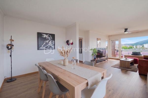 Annemasse, Idéalement situé au 4ème et dernier étage d'une copropriété avec ascenseur, cet appartement lumineux séduira particulièrement les frontaliers en quête de praticité et de confort. Proposé à 234 000 €, il combine un cadre de vie calme et une localisation ultra-centrale.

Les atouts majeurs

Localisation stratégique : À seulement 500 mètres du tramway connectant directement Genève, à 14 minutes à pied de la gare d'Annemasse (Léman Express/CEVA), et avec un arrêt de bus au pied de l'immeuble.

Espace de vie traversant : Un vaste séjour baigné de lumière de 30 m² ouvrant sur un balcon profitant d'une vue imprenable sur le Salève.

Modularité : Deux belles chambres avec placards intégrés, avec la possibilité évidente d'aménager une troisième chambre selon vos besoins.

Commodités au quotidien : Tout se fait à pied. Commerces, marché hebdomadaire le mercredi au pied de l'immeuble, écoles et lycée Jean Monnet à 10 minutes.

Caractéristiques techniques :

Cuisine indépendante et moderne avec cellier attenant.

Cave privative incluse et garage boxé de 14,57 m² en sous-sol disponible en supplément.

Charges de copropriété : 790 € par trimestre, incluant le chauffage et l'eau chaude.

Stationnement libre réservé à la résidence.

Parfait pour un premier achat immobilier ou un investissement locatif à fort rendement proche de la frontière suisse. Contactez-moi dès maintenant pour organiser une visite.
