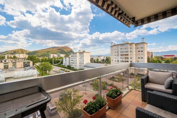 Annemasse, Idéalement situé au 4ème et dernier étage d'une copropriété avec ascenseur, cet appartement lumineux séduira particulièrement les frontaliers en quête de praticité et de confort. Proposé à 234 000 €, il combine un cadre de vie calme et une localisation ultra-centrale.

Les atouts majeurs

Localisation stratégique : À seulement 500 mètres du tramway connectant directement Genève, à 14 minutes à pied de la gare d'Annemasse (Léman Express/CEVA), et avec un arrêt de bus au pied de l'immeuble.

Espace de vie traversant : Un vaste séjour baigné de lumière de 30 m² ouvrant sur un balcon profitant d'une vue imprenable sur le Salève.

Modularité : Deux belles chambres avec placards intégrés, avec la possibilité évidente d'aménager une troisième chambre selon vos besoins.

Commodités au quotidien : Tout se fait à pied. Commerces, marché hebdomadaire le mercredi au pied de l'immeuble, écoles et lycée Jean Monnet à 10 minutes.

Caractéristiques techniques :

Cuisine indépendante et moderne avec cellier attenant.

Cave privative incluse et garage boxé de 14,57 m² en sous-sol disponible en supplément.

Charges de copropriété : 790 € par trimestre, incluant le chauffage et l'eau chaude.

Stationnement libre réservé à la résidence.

Parfait pour un premier achat immobilier ou un investissement locatif à fort rendement proche de la frontière suisse. Contactez-moi dès maintenant pour organiser une visite.
