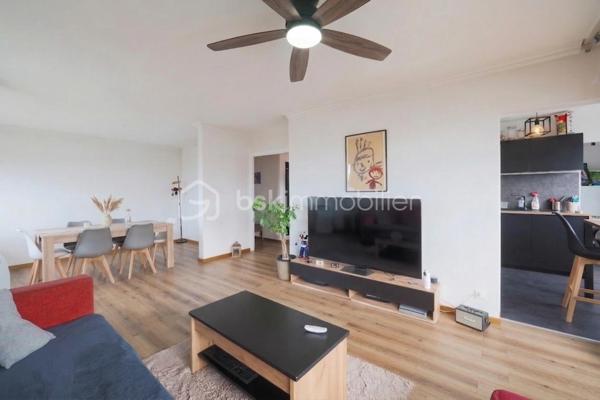 Annemasse, Idéalement situé au 4ème et dernier étage d'une copropriété avec ascenseur, cet appartement lumineux séduira particulièrement les frontaliers en quête de praticité et de confort. Proposé à 234 000 €, il combine un cadre de vie calme et une localisation ultra-centrale.

Les atouts majeurs

Localisation stratégique : À seulement 500 mètres du tramway connectant directement Genève, à 14 minutes à pied de la gare d'Annemasse (Léman Express/CEVA), et avec un arrêt de bus au pied de l'immeuble.

Espace de vie traversant : Un vaste séjour baigné de lumière de 30 m² ouvrant sur un balcon profitant d'une vue imprenable sur le Salève.

Modularité : Deux belles chambres avec placards intégrés, avec la possibilité évidente d'aménager une troisième chambre selon vos besoins.

Commodités au quotidien : Tout se fait à pied. Commerces, marché hebdomadaire le mercredi au pied de l'immeuble, écoles et lycée Jean Monnet à 10 minutes.

Caractéristiques techniques :

Cuisine indépendante et moderne avec cellier attenant.

Cave privative incluse et garage boxé de 14,57 m² en sous-sol disponible en supplément.

Charges de copropriété : 790 € par trimestre, incluant le chauffage et l'eau chaude.

Stationnement libre réservé à la résidence.

Parfait pour un premier achat immobilier ou un investissement locatif à fort rendement proche de la frontière suisse. Contactez-moi dès maintenant pour organiser une visite.