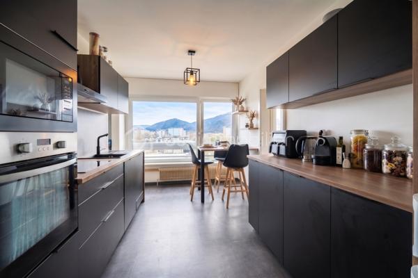 Annemasse, Idéalement situé au 4ème et dernier étage d'une copropriété avec ascenseur, cet appartement lumineux séduira particulièrement les frontaliers en quête de praticité et de confort. Proposé à 234 000 €, il combine un cadre de vie calme et une localisation ultra-centrale.

Les atouts majeurs

Localisation stratégique : À seulement 500 mètres du tramway connectant directement Genève, à 14 minutes à pied de la gare d'Annemasse (Léman Express/CEVA), et avec un arrêt de bus au pied de l'immeuble.

Espace de vie traversant : Un vaste séjour baigné de lumière de 30 m² ouvrant sur un balcon profitant d'une vue imprenable sur le Salève.

Modularité : Deux belles chambres avec placards intégrés, avec la possibilité évidente d'aménager une troisième chambre selon vos besoins.

Commodités au quotidien : Tout se fait à pied. Commerces, marché hebdomadaire le mercredi au pied de l'immeuble, écoles et lycée Jean Monnet à 10 minutes.

Caractéristiques techniques :

Cuisine indépendante et moderne avec cellier attenant.

Cave privative incluse et garage boxé de 14,57 m² en sous-sol disponible en supplément.

Charges de copropriété : 790 € par trimestre, incluant le chauffage et l'eau chaude.

Stationnement libre réservé à la résidence.

Parfait pour un premier achat immobilier ou un investissement locatif à fort rendement proche de la frontière suisse. Contactez-moi dès maintenant pour organiser une visite.
