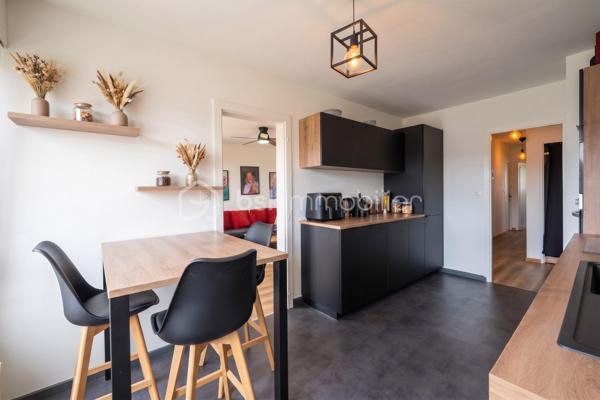 Annemasse, Idéalement situé au 4ème et dernier étage d'une copropriété avec ascenseur, cet appartement lumineux séduira particulièrement les frontaliers en quête de praticité et de confort. Proposé à 234 000 €, il combine un cadre de vie calme et une localisation ultra-centrale.

Les atouts majeurs

Localisation stratégique : À seulement 500 mètres du tramway connectant directement Genève, à 14 minutes à pied de la gare d'Annemasse (Léman Express/CEVA), et avec un arrêt de bus au pied de l'immeuble.

Espace de vie traversant : Un vaste séjour baigné de lumière de 30 m² ouvrant sur un balcon profitant d'une vue imprenable sur le Salève.

Modularité : Deux belles chambres avec placards intégrés, avec la possibilité évidente d'aménager une troisième chambre selon vos besoins.

Commodités au quotidien : Tout se fait à pied. Commerces, marché hebdomadaire le mercredi au pied de l'immeuble, écoles et lycée Jean Monnet à 10 minutes.

Caractéristiques techniques :

Cuisine indépendante et moderne avec cellier attenant.

Cave privative incluse et garage boxé de 14,57 m² en sous-sol disponible en supplément.

Charges de copropriété : 790 € par trimestre, incluant le chauffage et l'eau chaude.

Stationnement libre réservé à la résidence.

Parfait pour un premier achat immobilier ou un investissement locatif à fort rendement proche de la frontière suisse. Contactez-moi dès maintenant pour organiser une visite.