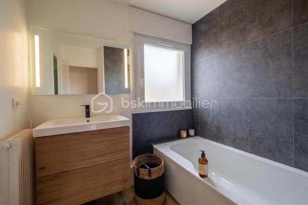 Annemasse, Idéalement situé au 4ème et dernier étage d'une copropriété avec ascenseur, cet appartement lumineux séduira particulièrement les frontaliers en quête de praticité et de confort. Proposé à 234 000 €, il combine un cadre de vie calme et une localisation ultra-centrale.

Les atouts majeurs

Localisation stratégique : À seulement 500 mètres du tramway connectant directement Genève, à 14 minutes à pied de la gare d'Annemasse (Léman Express/CEVA), et avec un arrêt de bus au pied de l'immeuble.

Espace de vie traversant : Un vaste séjour baigné de lumière de 30 m² ouvrant sur un balcon profitant d'une vue imprenable sur le Salève.

Modularité : Deux belles chambres avec placards intégrés, avec la possibilité évidente d'aménager une troisième chambre selon vos besoins.

Commodités au quotidien : Tout se fait à pied. Commerces, marché hebdomadaire le mercredi au pied de l'immeuble, écoles et lycée Jean Monnet à 10 minutes.

Caractéristiques techniques :

Cuisine indépendante et moderne avec cellier attenant.

Cave privative incluse et garage boxé de 14,57 m² en sous-sol disponible en supplément.

Charges de copropriété : 790 € par trimestre, incluant le chauffage et l'eau chaude.

Stationnement libre réservé à la résidence.

Parfait pour un premier achat immobilier ou un investissement locatif à fort rendement proche de la frontière suisse. Contactez-moi dès maintenant pour organiser une visite.