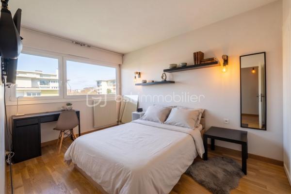 Annemasse, Idéalement situé au 4ème et dernier étage d'une copropriété avec ascenseur, cet appartement lumineux séduira particulièrement les frontaliers en quête de praticité et de confort. Proposé à 234 000 €, il combine un cadre de vie calme et une localisation ultra-centrale.

Les atouts majeurs

Localisation stratégique : À seulement 500 mètres du tramway connectant directement Genève, à 14 minutes à pied de la gare d'Annemasse (Léman Express/CEVA), et avec un arrêt de bus au pied de l'immeuble.

Espace de vie traversant : Un vaste séjour baigné de lumière de 30 m² ouvrant sur un balcon profitant d'une vue imprenable sur le Salève.

Modularité : Deux belles chambres avec placards intégrés, avec la possibilité évidente d'aménager une troisième chambre selon vos besoins.

Commodités au quotidien : Tout se fait à pied. Commerces, marché hebdomadaire le mercredi au pied de l'immeuble, écoles et lycée Jean Monnet à 10 minutes.

Caractéristiques techniques :

Cuisine indépendante et moderne avec cellier attenant.

Cave privative incluse et garage boxé de 14,57 m² en sous-sol disponible en supplément.

Charges de copropriété : 790 € par trimestre, incluant le chauffage et l'eau chaude.

Stationnement libre réservé à la résidence.

Parfait pour un premier achat immobilier ou un investissement locatif à fort rendement proche de la frontière suisse. Contactez-moi dès maintenant pour organiser une visite.