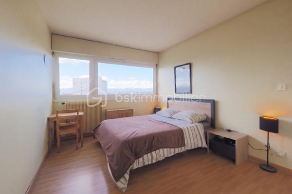 Annemasse, Idéalement situé au 4ème et dernier étage d'une copropriété avec ascenseur, cet appartement lumineux séduira particulièrement les frontaliers en quête de praticité et de confort. Proposé à 234 000 €, il combine un cadre de vie calme et une localisation ultra-centrale.

Les atouts majeurs

Localisation stratégique : À seulement 500 mètres du tramway connectant directement Genève, à 14 minutes à pied de la gare d'Annemasse (Léman Express/CEVA), et avec un arrêt de bus au pied de l'immeuble.

Espace de vie traversant : Un vaste séjour baigné de lumière de 30 m² ouvrant sur un balcon profitant d'une vue imprenable sur le Salève.

Modularité : Deux belles chambres avec placards intégrés, avec la possibilité évidente d'aménager une troisième chambre selon vos besoins.

Commodités au quotidien : Tout se fait à pied. Commerces, marché hebdomadaire le mercredi au pied de l'immeuble, écoles et lycée Jean Monnet à 10 minutes.

Caractéristiques techniques :

Cuisine indépendante et moderne avec cellier attenant.

Cave privative incluse et garage boxé de 14,57 m² en sous-sol disponible en supplément.

Charges de copropriété : 790 € par trimestre, incluant le chauffage et l'eau chaude.

Stationnement libre réservé à la résidence.

Parfait pour un premier achat immobilier ou un investissement locatif à fort rendement proche de la frontière suisse. Contactez-moi dès maintenant pour organiser une visite.