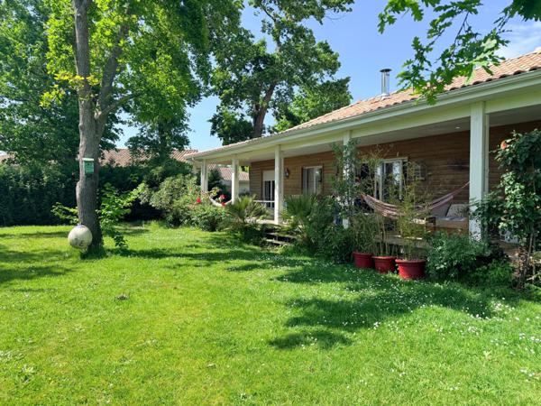 Maison familiale au calme avec un jardin arboré.