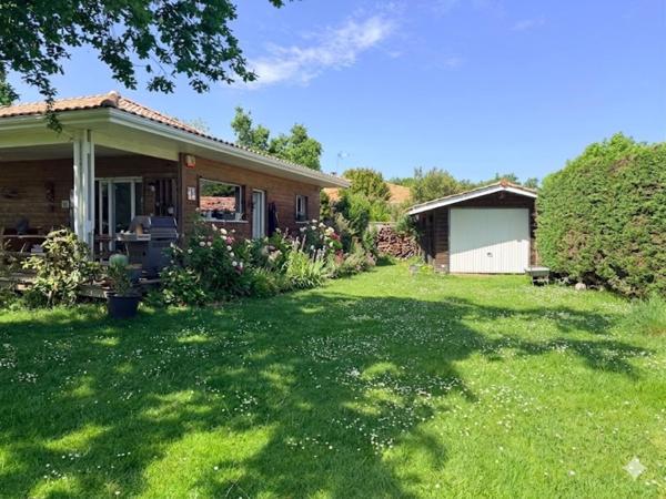 Maison familiale au calme avec un jardin arboré.