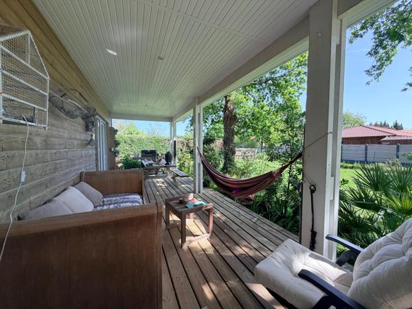 Maison familiale au calme avec un jardin arboré.