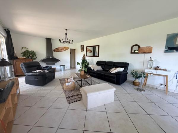 Maison familiale au calme avec un jardin arboré.