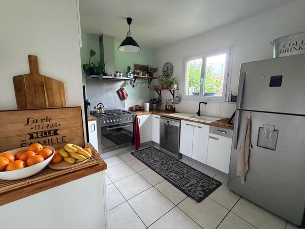 Maison familiale au calme avec un jardin arboré.